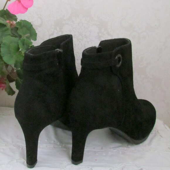 BLACK ANKLE BOOTS, CLARKS NWOT 8.5 8 1/2 SUEDE, INSIDE ZIPPERS, 3 1/4" HEELS - Picture 7 of 10